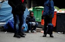 پلیس فرانسه با حمله به کمپ پناهجویان در شمال پاریس آن را ویران کرد