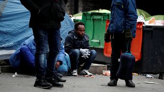پلیس فرانسه با حمله به کمپ پناهجویان در شمال پاریس آن را ویران کرد