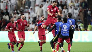 قطر تكتسح الإمارات بأربعة أهداف نظيفة لتلاقي اليابان في نهائي كأس آسيا