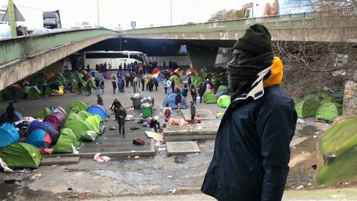 В Париже мигрантов выгнали из-под моста