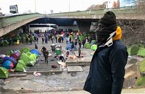 В Париже мигрантов выгнали из-под моста