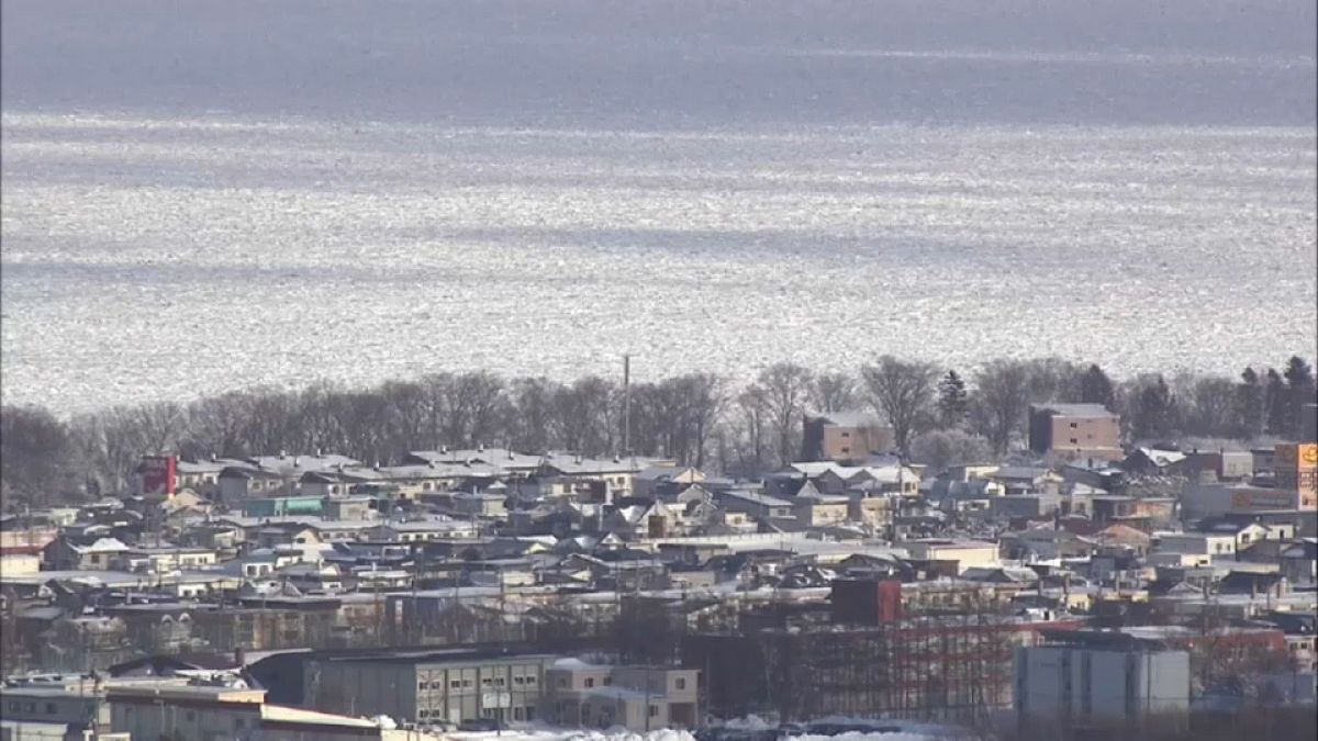 شاهد الجليد يغطي البحر في شمال اليابان