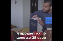 Палестинец складывает из книг сложные оригами