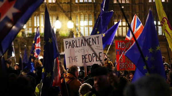 317 zu 301: Britische Abgeordnete für neue Brexit-Gespräche mit der EU 317 zu 301: Britische Abgeordnete für neue Brexit-Gespräche mit der EU