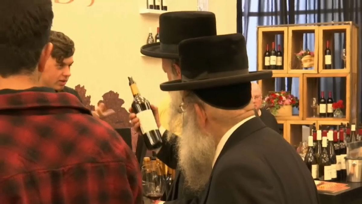شاهد: إسرائيل تستثمر في صناعة الخمور غير الدينية وتروج لها في معرض سوميلير