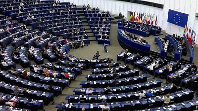Eurodeputados pressionam por mais ação contra Hungria