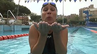 شاهد: درس في الإرادة والإصرار بطلته سباحة مصرية تبلغ 76 عاما