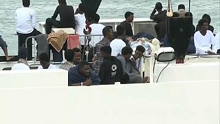 مهاجرون عالقون في البحر سينزلون إلى شواطئ إيطاليا في الساعات المقبلة