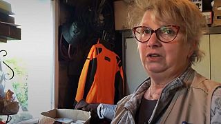 Diese Frau aus Calais öffnet ihre Türen, damit Migranten ihre Handys laden können