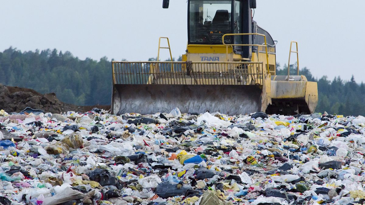 حرب النفايات: الفلبين تشحن 69 حاوية قمامة وتعيدها إلى كندا