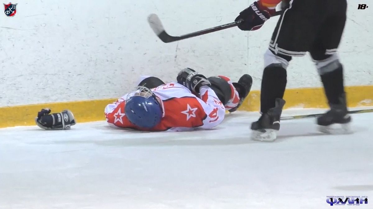 Video: Bilincini kaybeden buz hokeyi oyuncusunun hayatını teknik direktörün ilk yardımı kurtardı