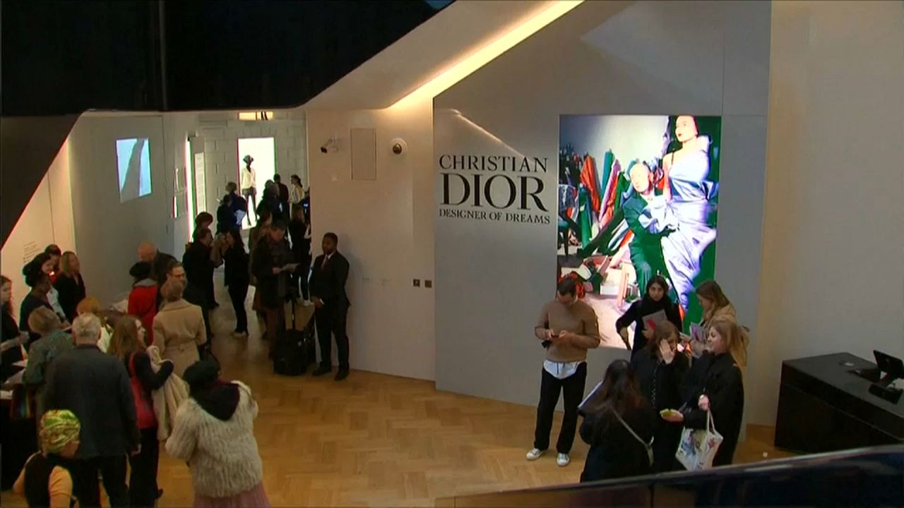 Ikonikus ruhákat mutat be a londoni Dior-kiállítás Ikonikus ruhákat mutat be a londoni Dior-kiállítás
