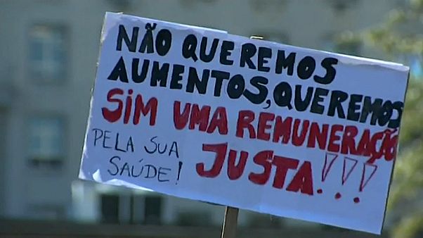 Enfermeiros portugueses iniciam greve de um mês Enfermeiros portugueses iniciam greve de um mês