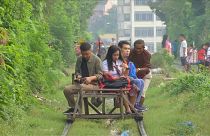 شاهد: عربات على سكك الحديد "تنافس" القطارات في الفلبين