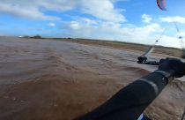 Британия: кайтсерфер перелетел через песчаную косу