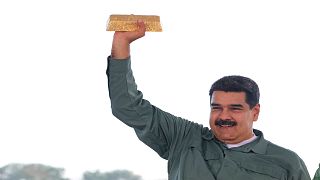 الرئيس الرئيس الفنزويلي نيكولاس مادورو يحمل سبيكة ذهب