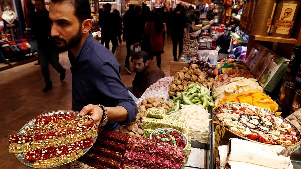 Araştırma: Türkiye'de yaşamaktan en mutlu seçmen AK Partililer Araştırma: Türkiye'de yaşamaktan en mutlu seçmen AK Partililer