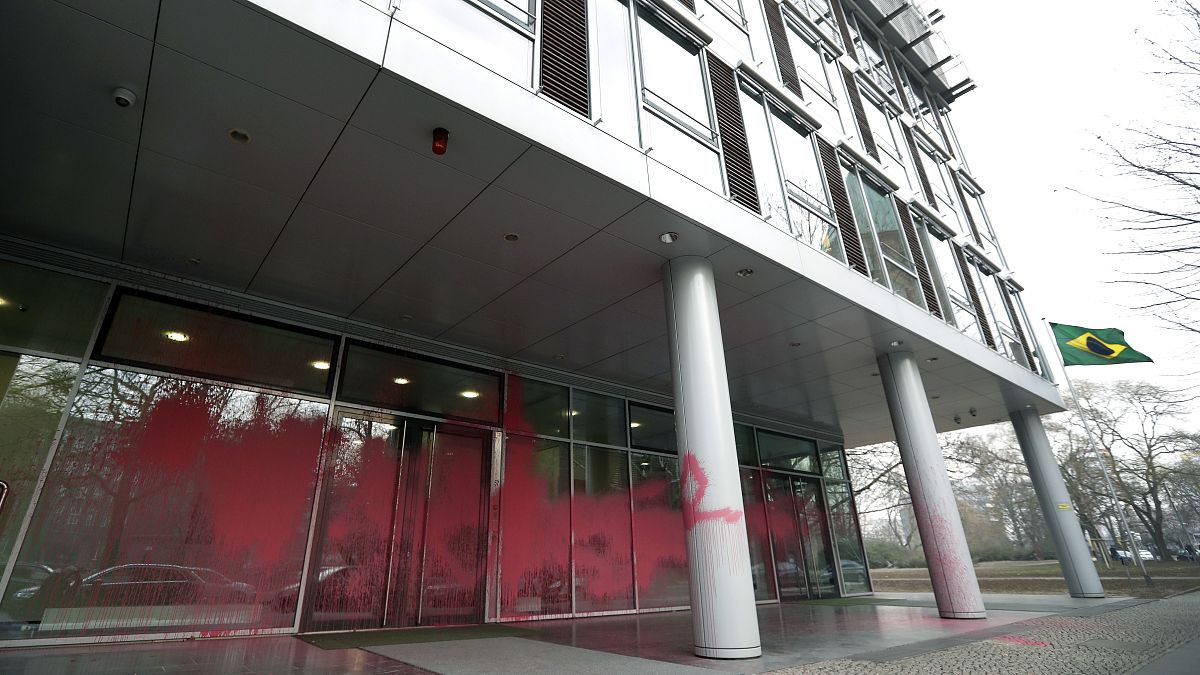 الطلاء الأحمر يغطي نوافذ السفارة البرازيلية في العاصمة الألمانية