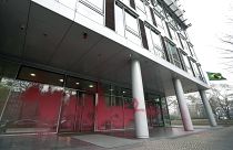 الطلاء الأحمر يغطي نوافذ السفارة البرازيلية في العاصمة الألمانية