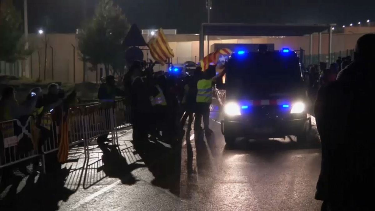 جانب من احتجاجات الكتالونيين بسبب نقل سياسيين إلى مدريد