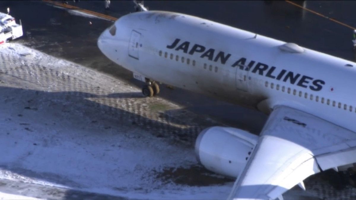 شاهد: الجليد يتسبب في انزلاق طائرة يابانية أثناء هبوطها على المدرج