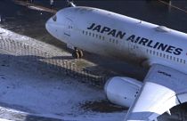 شاهد: الجليد يتسبب في انزلاق طائرة يابانية أثناء هبوطها على المدرج