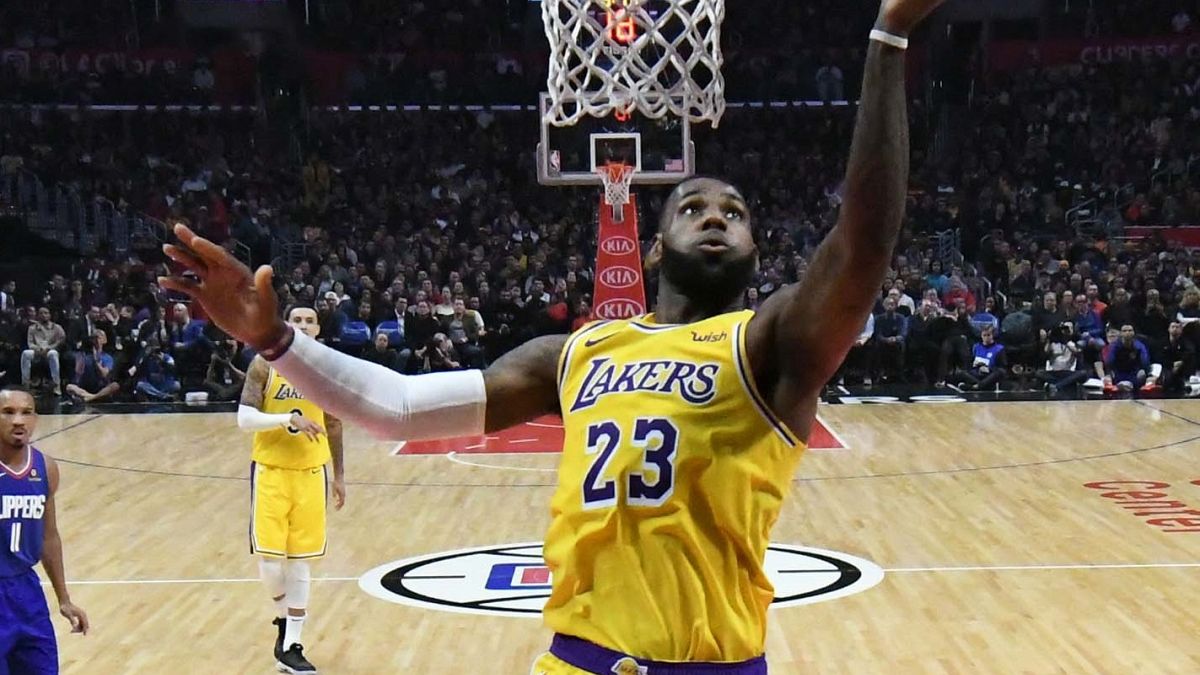 LeBron James regressa e dá vitória aos Lakers 