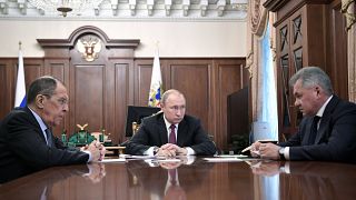 الرئيس الروسي فلاديمير بوتين مع وزيري الخارجية والدفاع