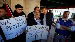 جانب من اعتصام لفلسطينيين ضد قرار نتنياهو طرد قوة المراقبة الدولية المؤقتة 