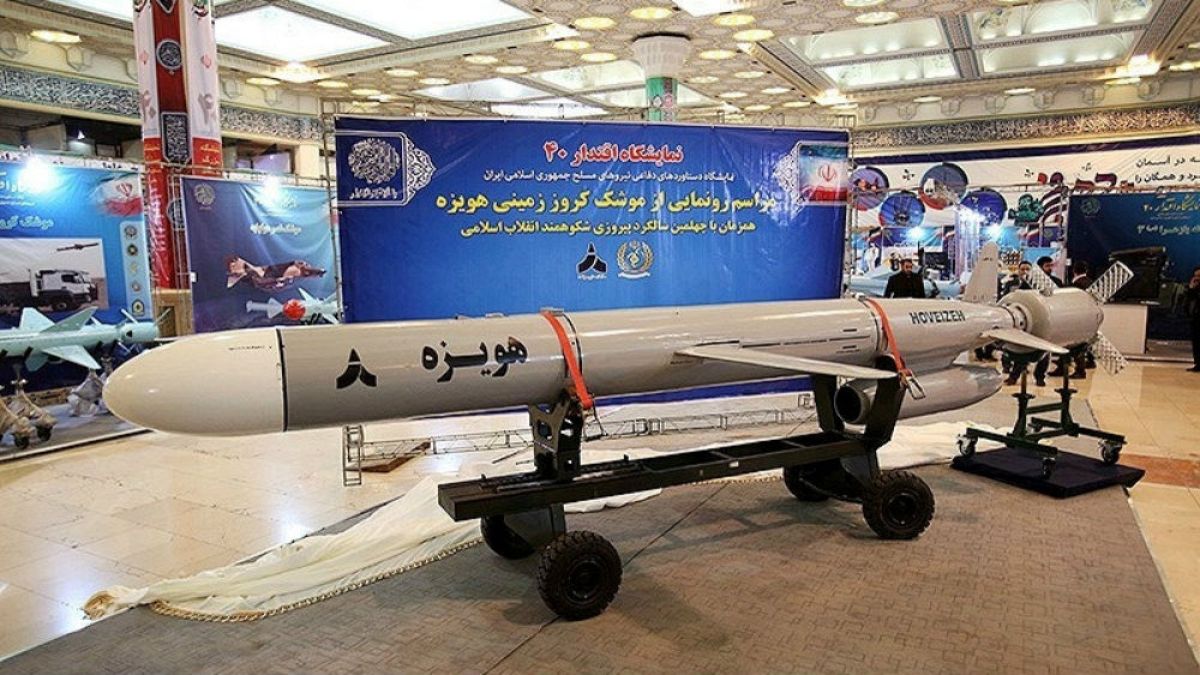 İran 1300 km menzilli yeni balistik füzesini 'başarıyla' test etti