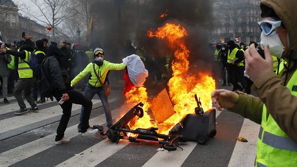 جانب من مظاهرات السترات الصفراء جانب من مظاهرات السترات الصفراء