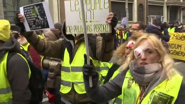 Francia, gilet gialli: scontri a Parigi, disordini in altre città Francia, gilet gialli: scontri a Parigi, disordini in altre città
