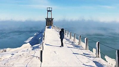 Cais do lago Michigan durante a onda polar que atingiu Chigago