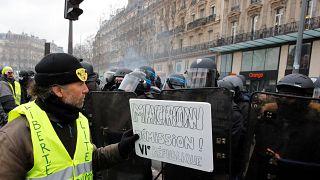Los "chalecos amarillos" franceses marchan contra la violencia policial 