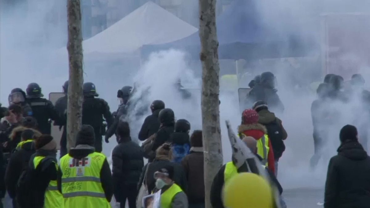 Párizs: Összecsaptak a rendőrök és a sárgamellényesek