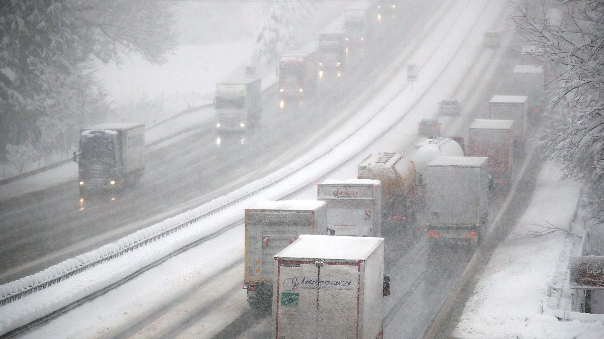 الثلوج أدت إلى إغلاق الكثير من الطرقات في عدة دول أوروبية 