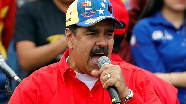 El chavismo arropa a Maduro, que ofrece elecciones legislativas El chavismo arropa a Maduro, que ofrece elecciones legislativas