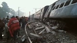 Video: Hindistan'da yolcu treni raydan çıktı: En az 7 ölü, 10 yaralı