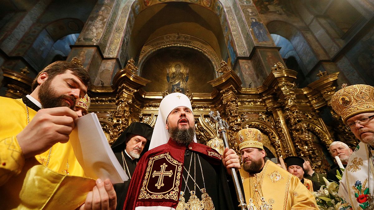 El jefe de la nueva Iglesia Ortodoxa de Ucrania se sube al trono