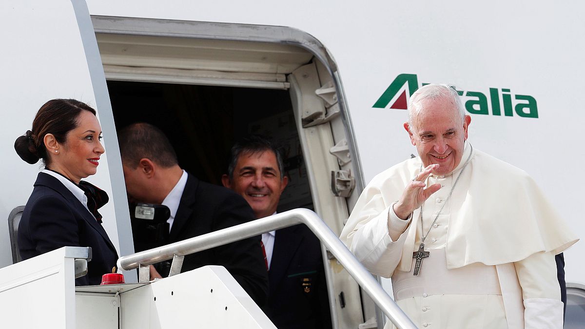 البابا مغادراً باتجاه الإمارات