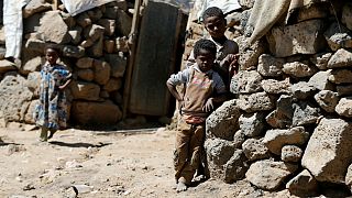 Crianças num campo de deslocados perto de Sanaa, no Iémen