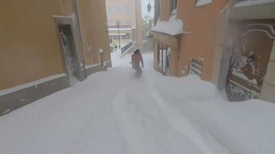 Fransa: Kar altındaki Briançon şehrinin dar sokaklarında snowboard keyfi
