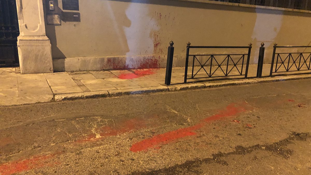 Επίθεση του Ρουβίκωνα με μπογιές στην ιταλική πρεσβεία - 14 προσαγωγές (βίντεο+φώτο)
