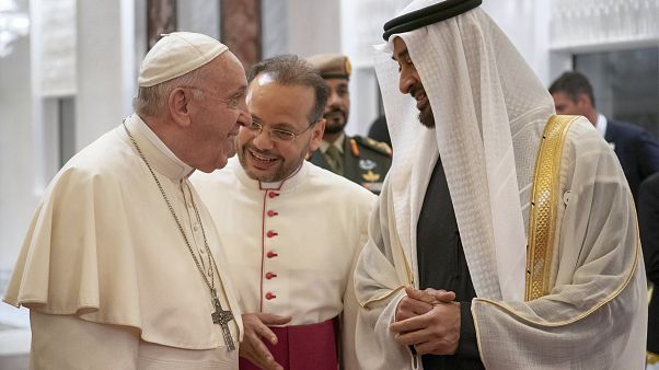 ولي عهد أبو ظبي الشيخ محمد بن زايد استقبل البابا فور هبوط الطائرة ولي عهد أبو ظبي الشيخ محمد بن زايد استقبل البابا فور هبوط الطائرة