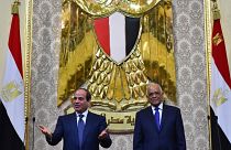 الرئيس المصري عبد الفتاح السيسي (يسارا) بجانب رئيس البرلمان علي عبد العال