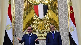 الرئيس المصري عبد الفتاح السيسي (يسارا) بجانب رئيس البرلمان علي عبد العال