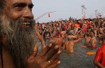 میلیون‌ها هندو برای شستشوی گناهان در رودخانه گنگ شنا کردند