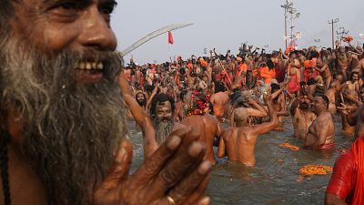 Milyonlarca Hindu günahlarından arınmak için Kumbh Mela Festivali'nde