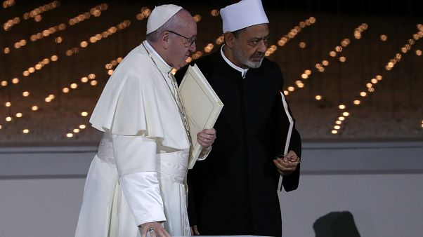El Papa, recibido con honores en su histórica visita al Golfo Pérsico El Papa, recibido con honores en su histórica visita al Golfo Pérsico