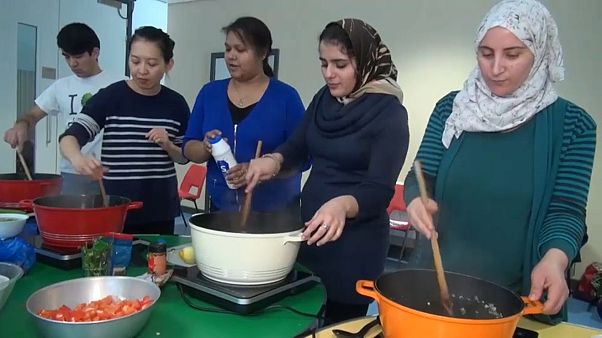 شاهد.. لاجئون يعلمون أهالي لندن فن الطبخ شاهد.. لاجئون يعلمون أهالي لندن فن الطبخ